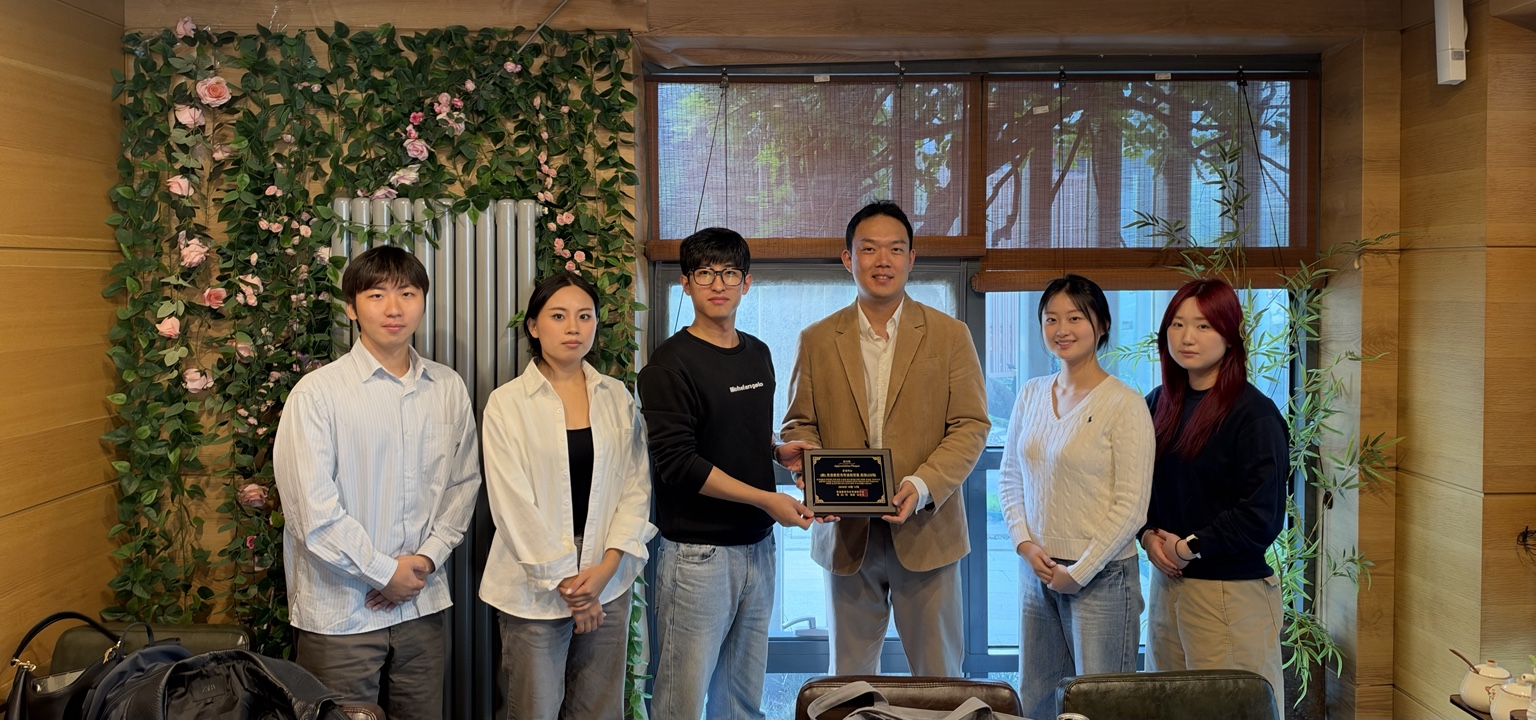 북경총한국학생회연합 현 회장·부회장 및 임원진과 함께 감사패를 들고 기념촬영하는 박지민 대표
