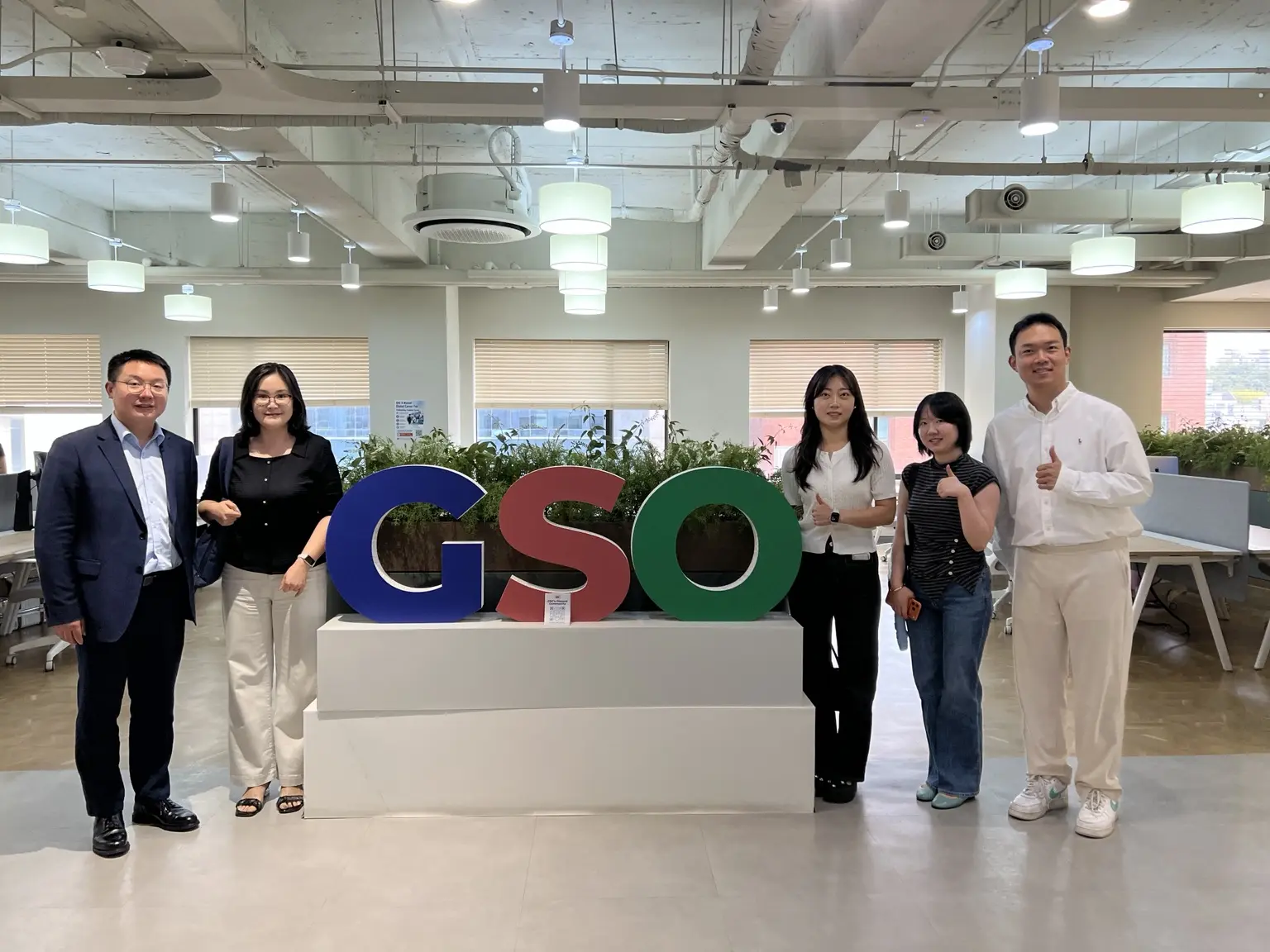 GSO 표지 앞에서 중국인 유학생 대표와 주한중국대사관 관계자 등이 함께 촬영한 기념사진