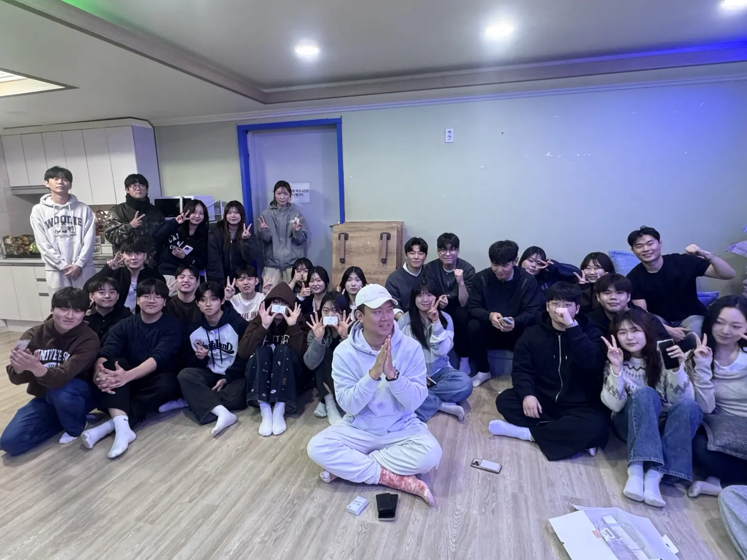 실내 모임 공간에서 함께 기념 촬영한 한마음한뜻 구성원들