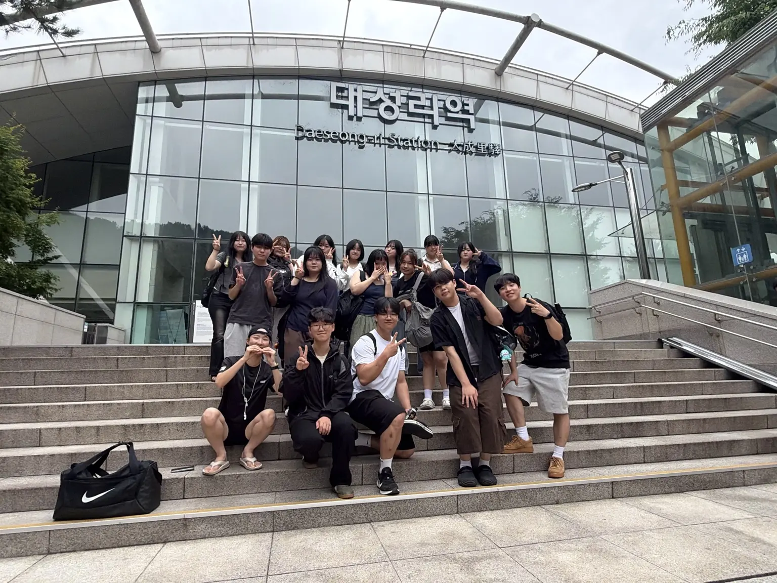 여름날 대성리역 앞 계단에서 기념 촬영한 한마음한뜻 후배들