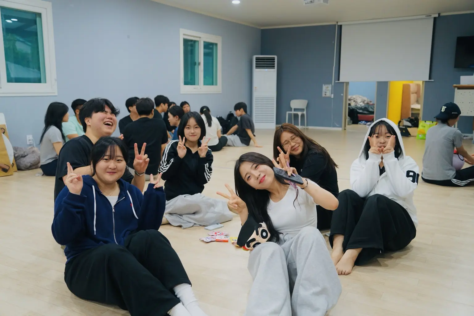 실내 행사 공간에 둘러앉아 기념 촬영한 한마음한뜻 구성원들