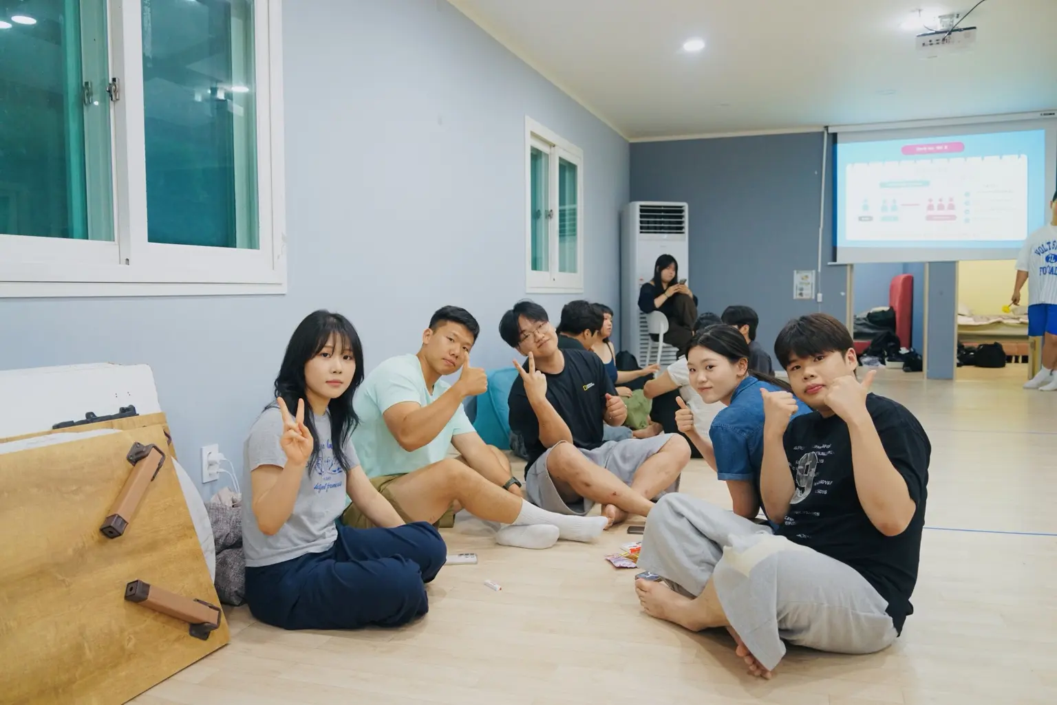 모둠 활동 중 실내 행사 공간에서 기념 촬영한 한마음한뜻 구성원들