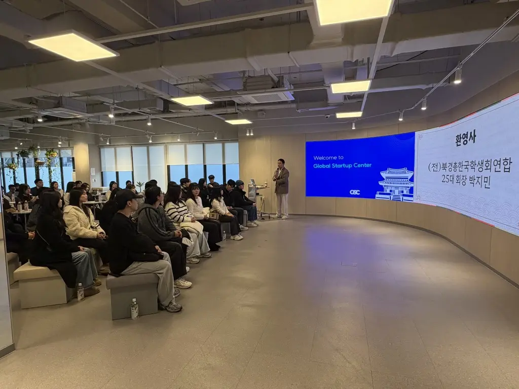 박지민이 재중 한국인 유학생 임원단과 환영 인사를 나누는 모습