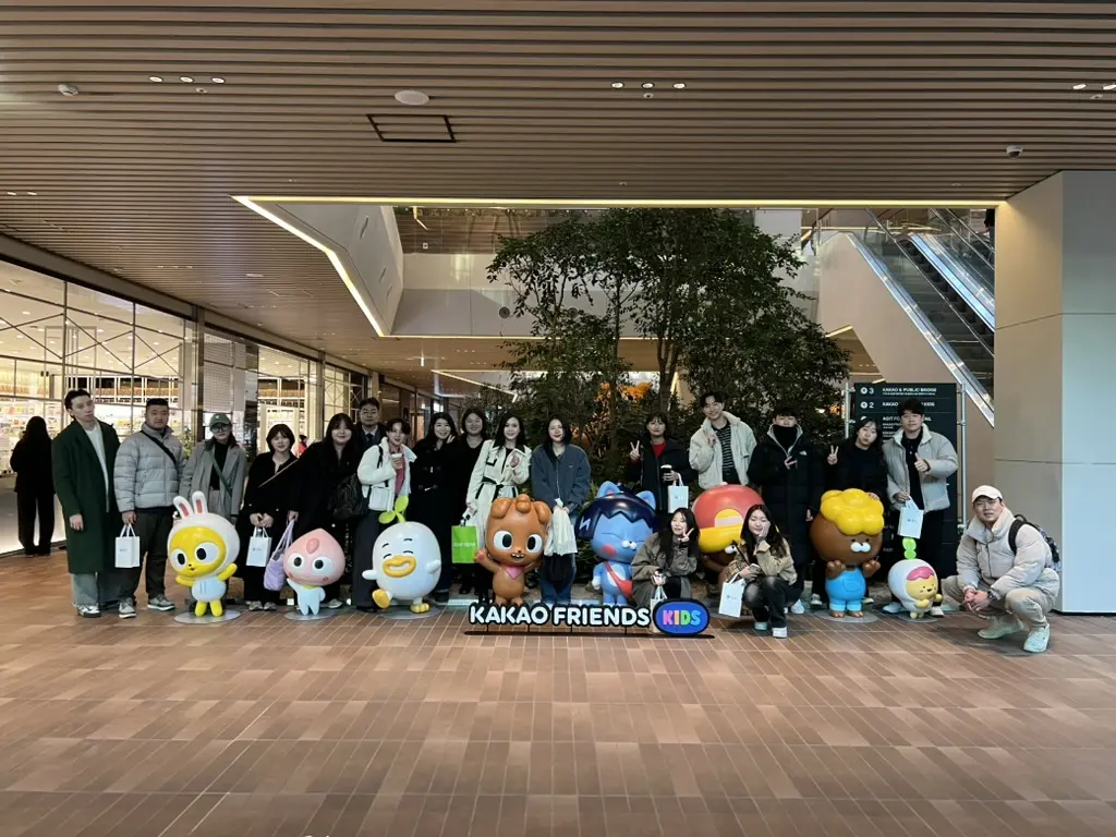 카카오 판교 아지트의 카카오프렌즈 캐릭터 앞에 모인 북경총한국학생회연합과 전한학련 유학생 임원단
