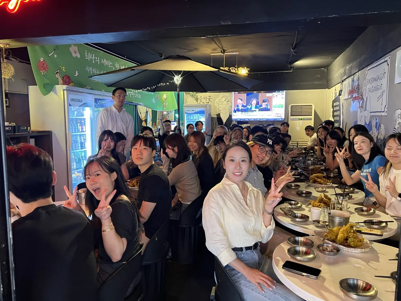 한중 유학생들이 행사 뒤 함께 식사하며 네트워킹하는 단체 사진