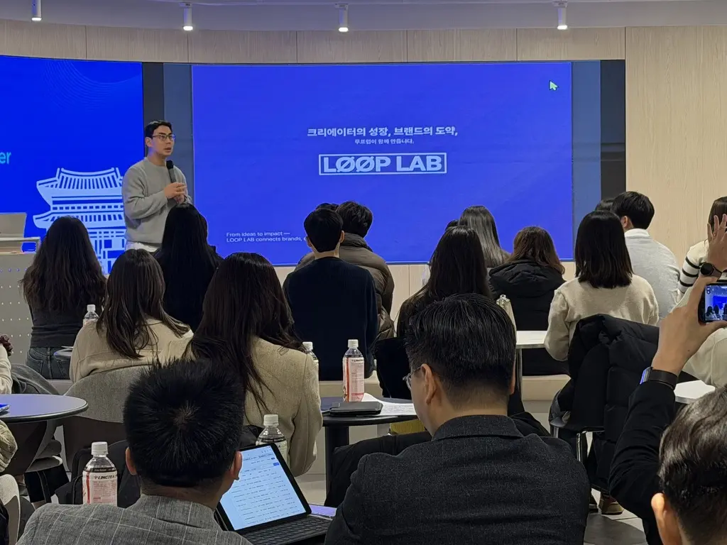 한국인 창업가가 자신의 창업 경험을 학생들에게 전하는 모습