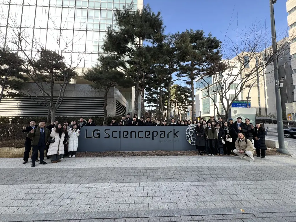 LG Sciencepark 표지 앞에 모인 재중 한국인 유학생 임원단 단체 사진