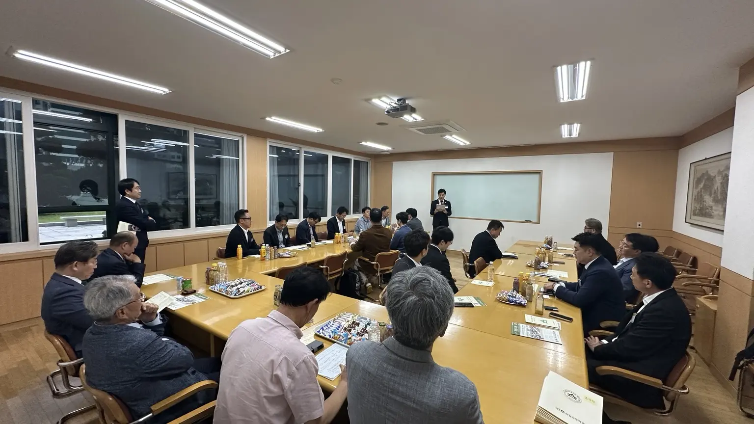 제15회 후배사랑 선배특강 개회 순서를 함께하는 선배 강연자와 학교 관계자