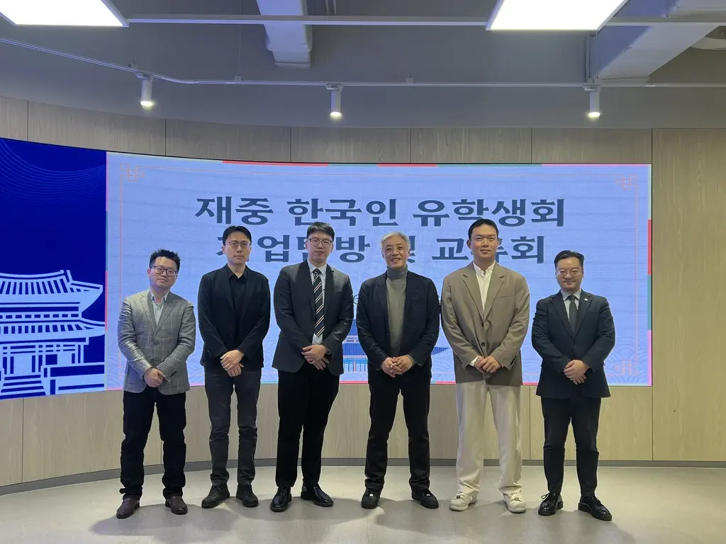 행사 연사와 협력 파트너 여섯 명의 기념 사진