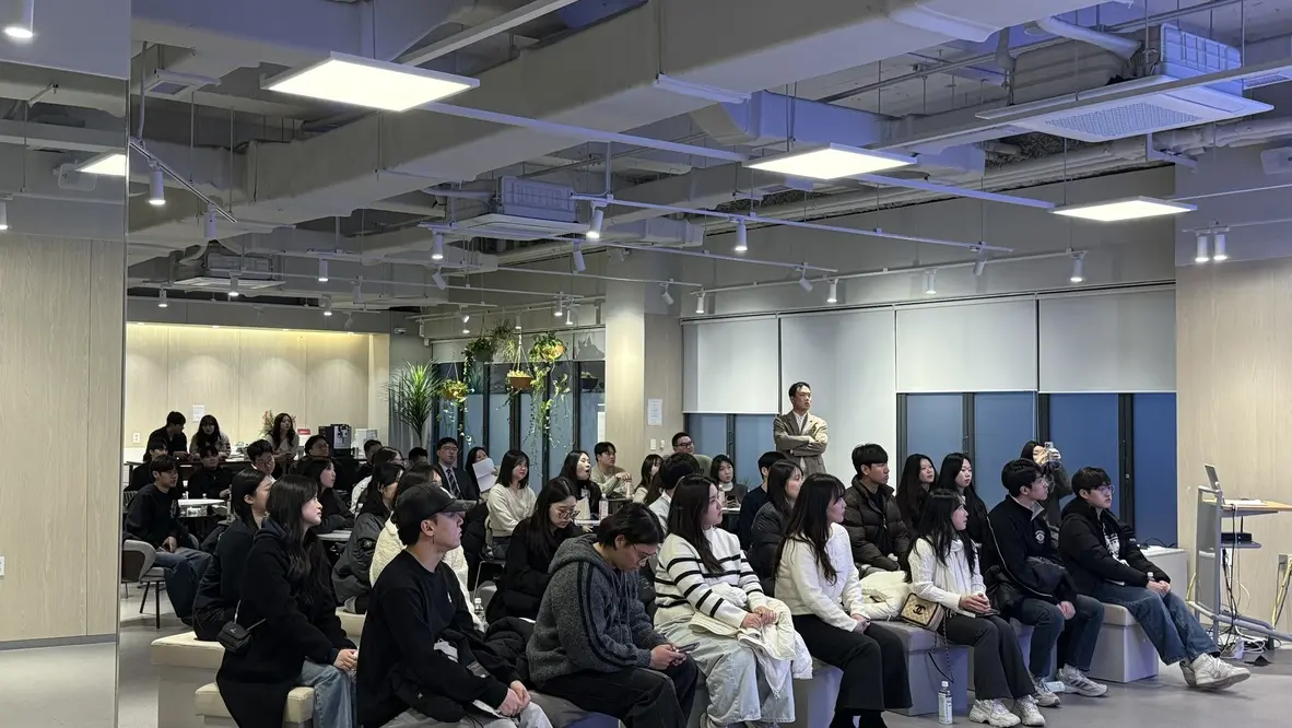 한·중 유학생 임원단이 강연을 듣는 모습